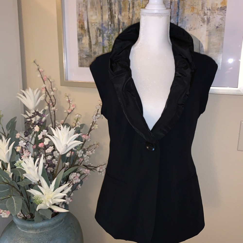 Cabi sleeveless black blazer